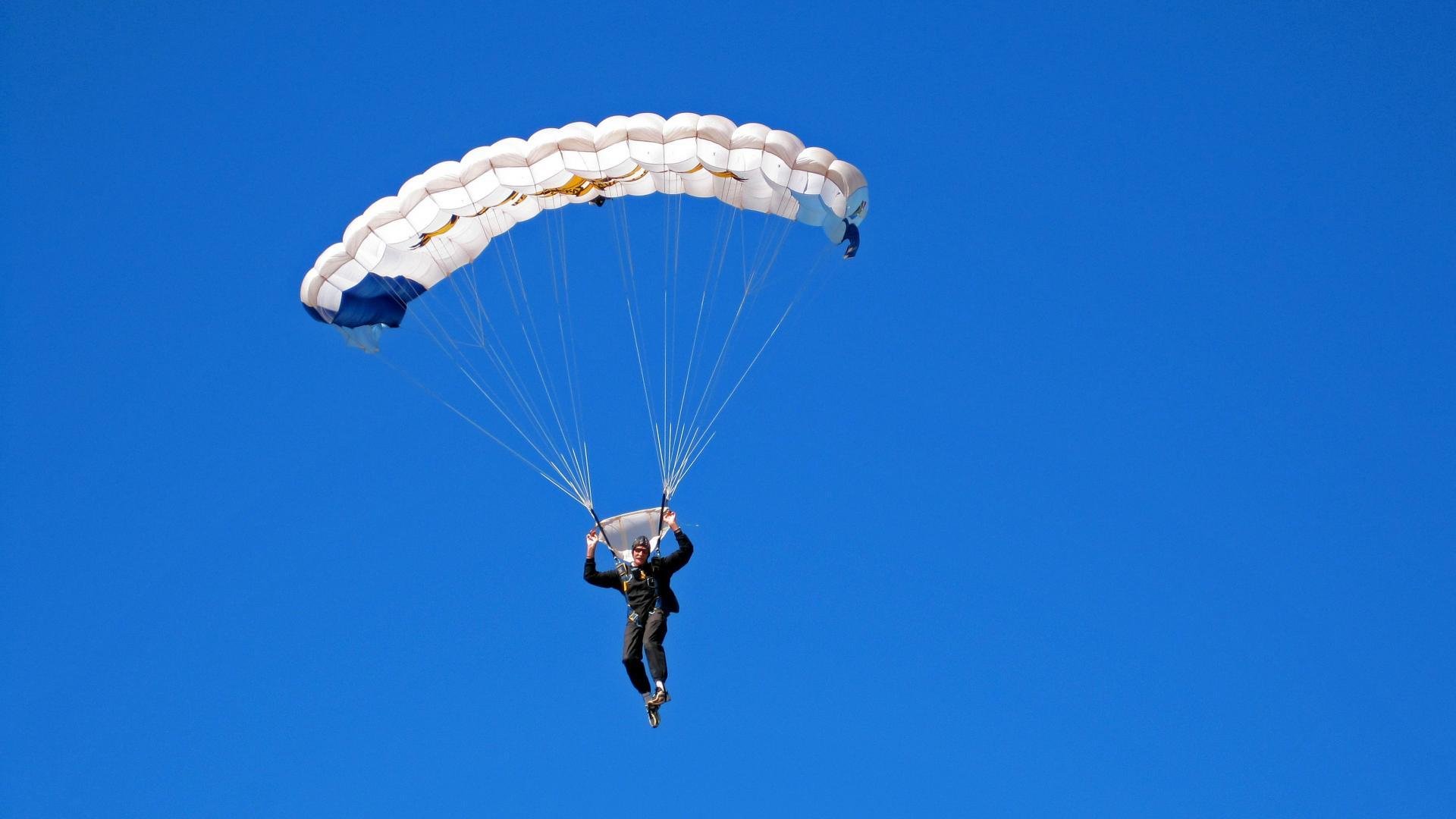 体育评论员观点分歧引发媒体热议与讨论,体育评论员文章的作用